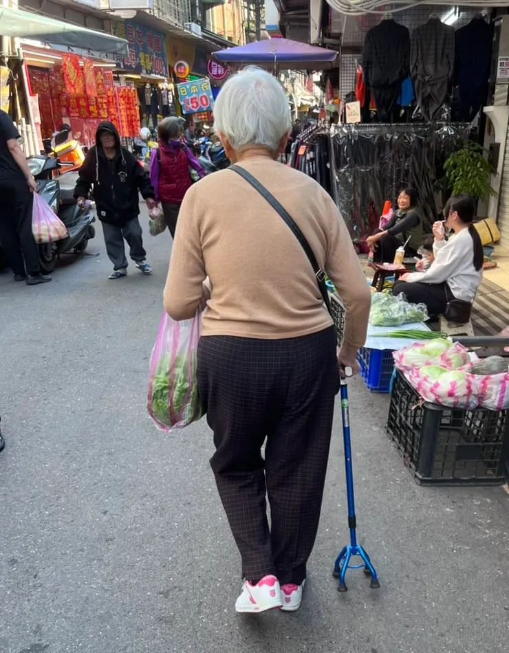 媽媽跟我去市場買菜，堅持要幫我提一袋茼蒿，以免被壓壞。