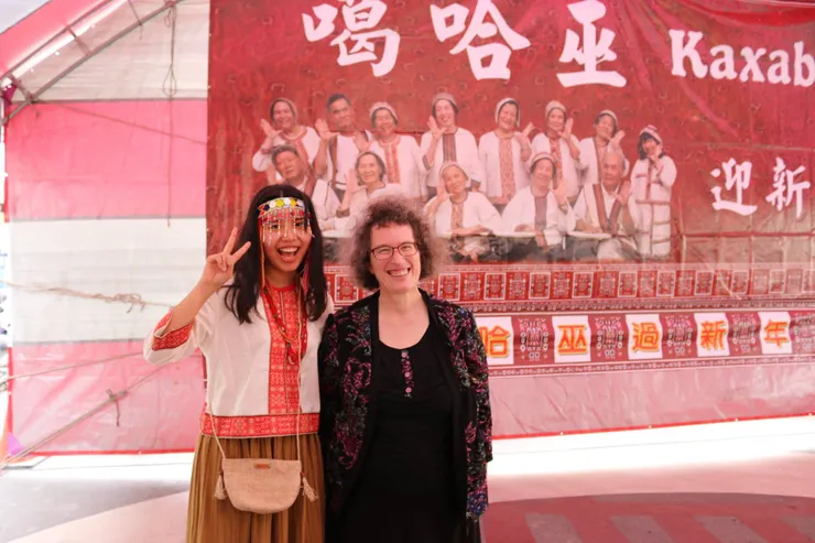 齊莉莎老師 (右 )計畫做一本以圖文方式介紹噶哈巫文化的繪本，便請全麥麵負責。齊老師在繪本製作過程中，不斷給予全麥 麵許多建議與鼓勵。 （攝影者：郭芳慈）