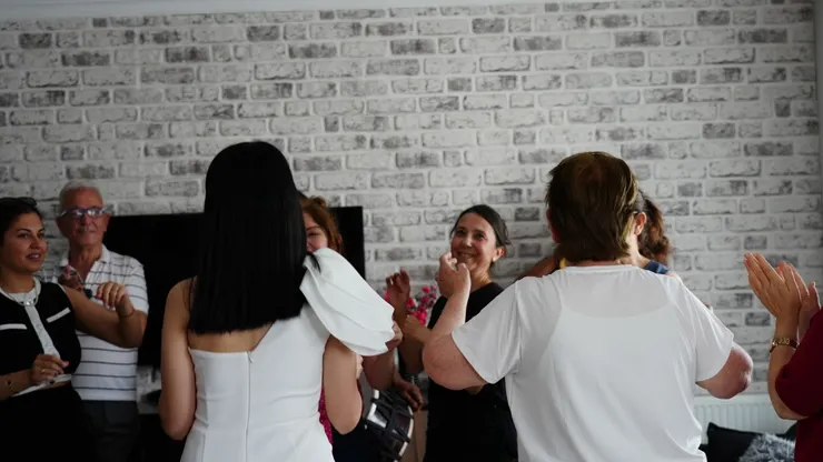 雙方親友在新娘家熱舞