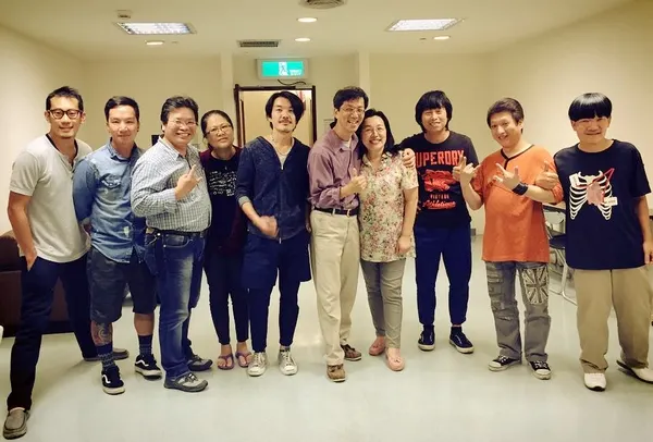 本片以阿山創作的〈I Love You〉榮獲第50屆金馬獎最佳原創電影歌曲，圖為四分衛樂團與睏熊霸樂團家人於金馬獎現場之合影（圖片來源：一首搖滾上月球官方粉絲團）