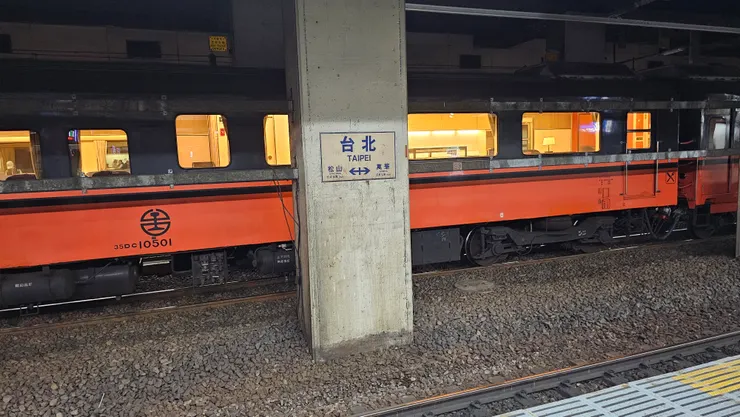這是在台北車站臨停的鳴日號!它結束了一天任務準備回到樹林調車場休息!