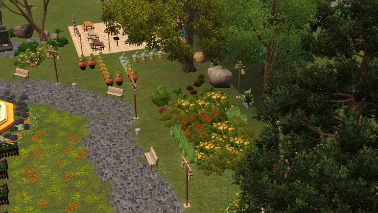 沿著石路走到裏面，繁花似錦。