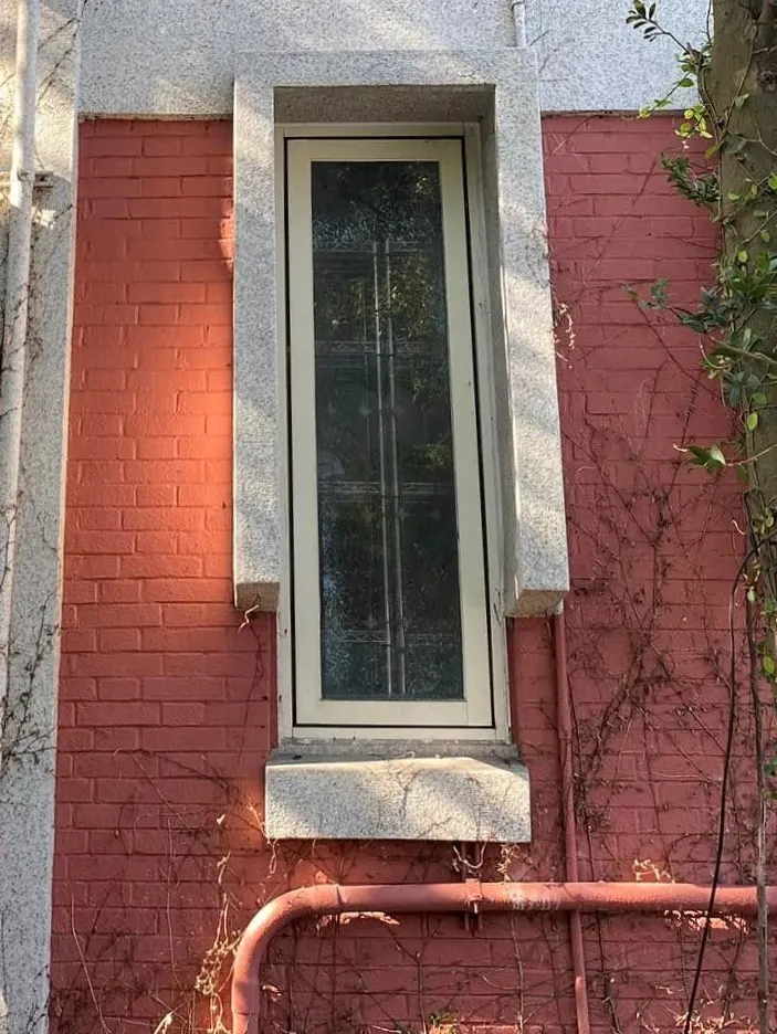 垂直遮陽板左右兩側刻意與窗台留下4塊1/4B(約略等於1B 23公分) 的距離，一則從側面觀看時，遮陽板不會擋到窗台，顯得構件各自獨立