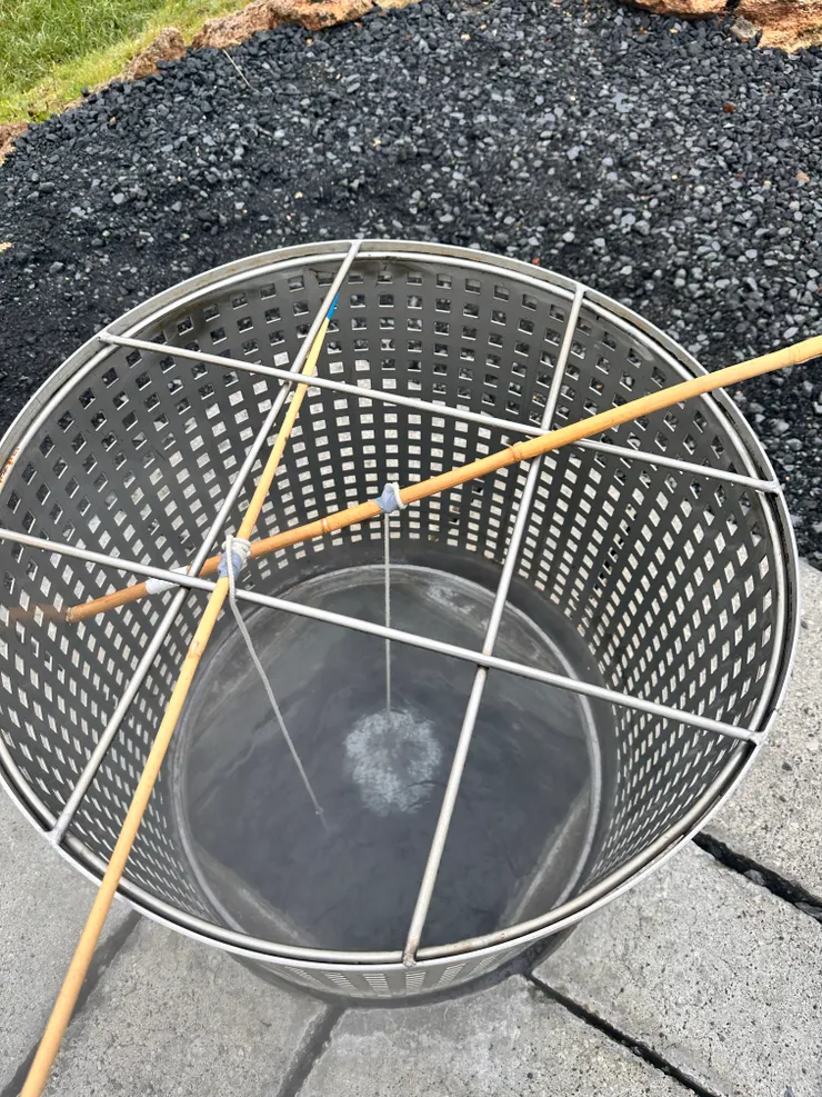 老板娘正在煮溫泉蛋，準備賣我。