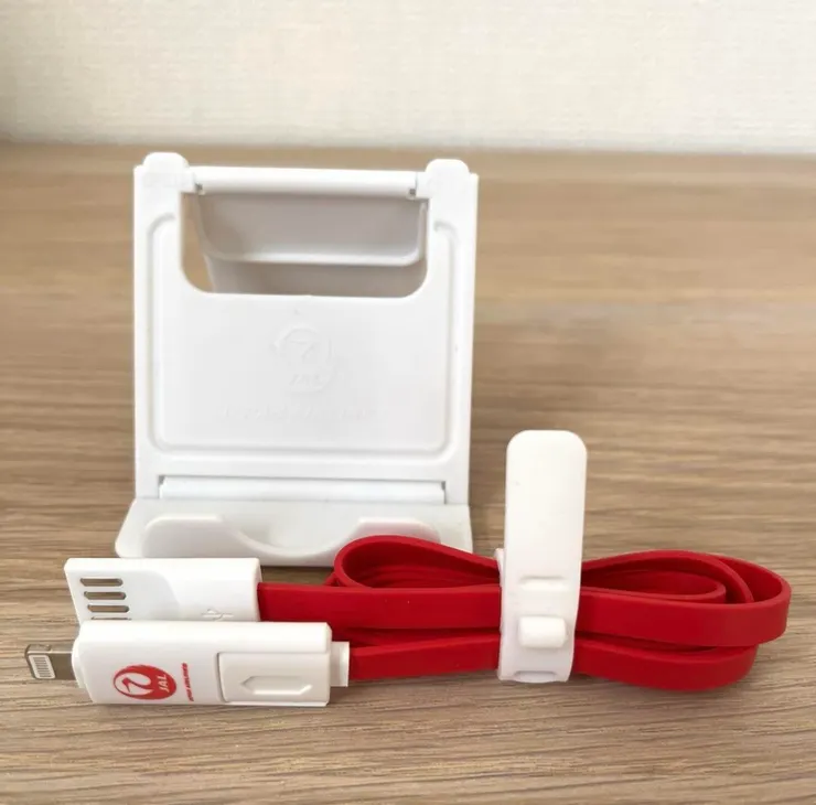 日航商務艙過夜包內附充電線、連折疊手機架都有！