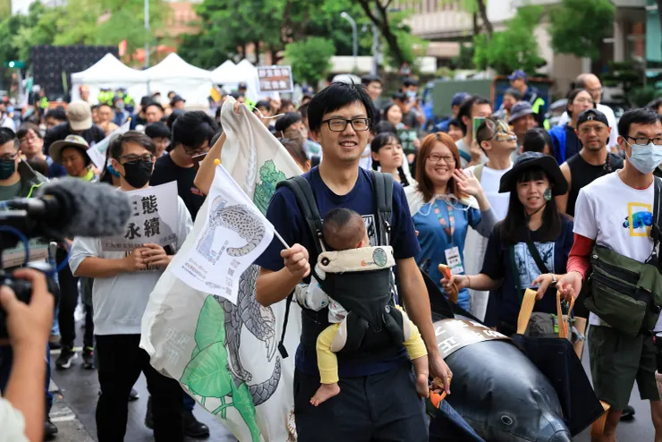 現場不只有小朋友,連強褓中的嬰兒也來了。 「我還不會走路就為野生動物而走過了!」這可以說嘴一輩子吧?