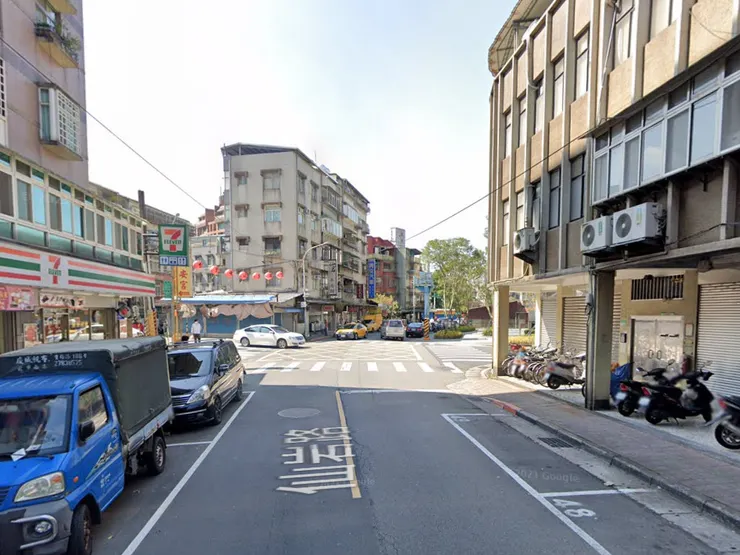 沿著仙岩路一直走到仙岩路16巷26弄，右側是靜心小學