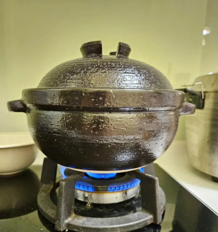 張愛玲在〈第二爐香〉中描述爐火轉弱，是「藍菊花細長的花瓣」和「一圈齊整的小藍牙齒」，多麼形象！