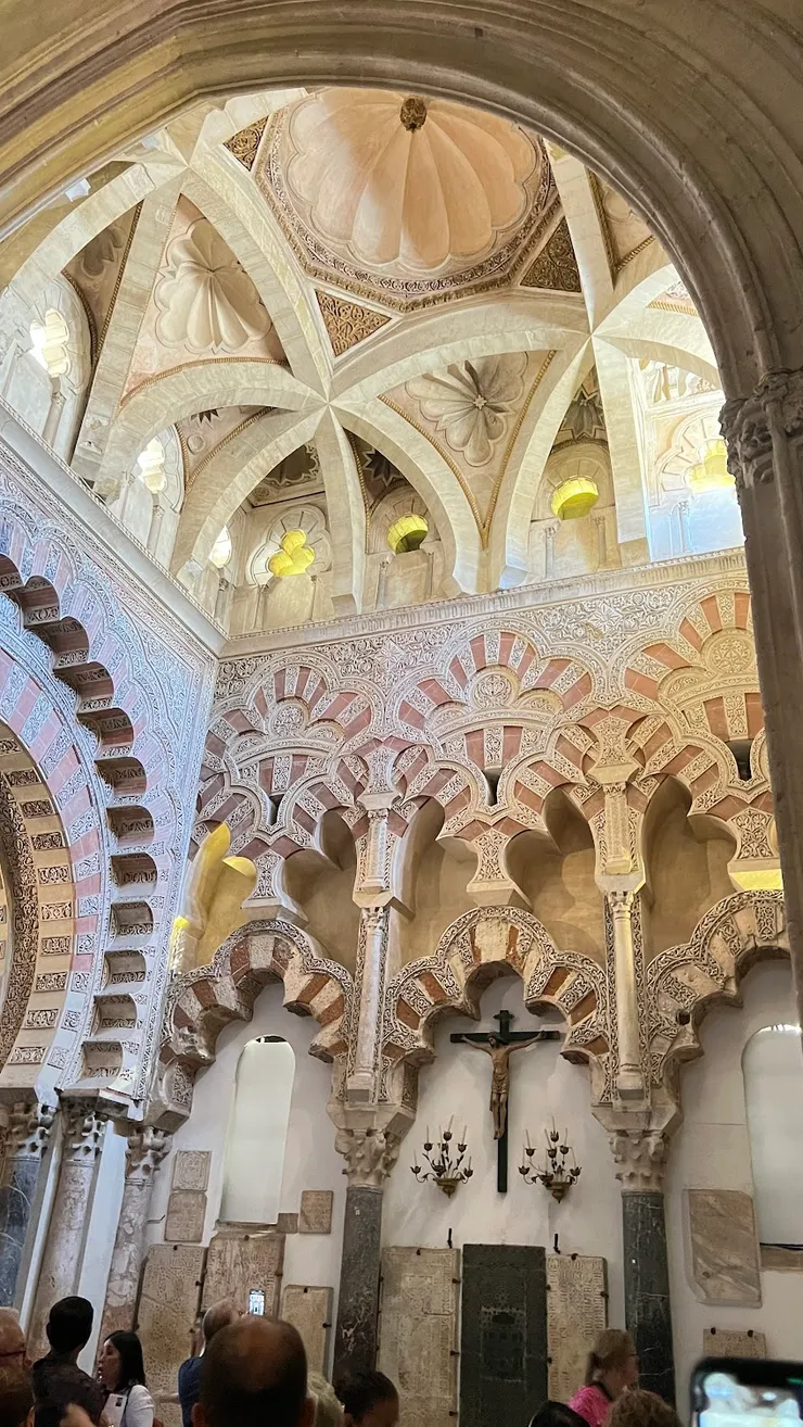 維拉維西奧薩教堂有多葉形拱門，下方舊建築物物件上有經文。