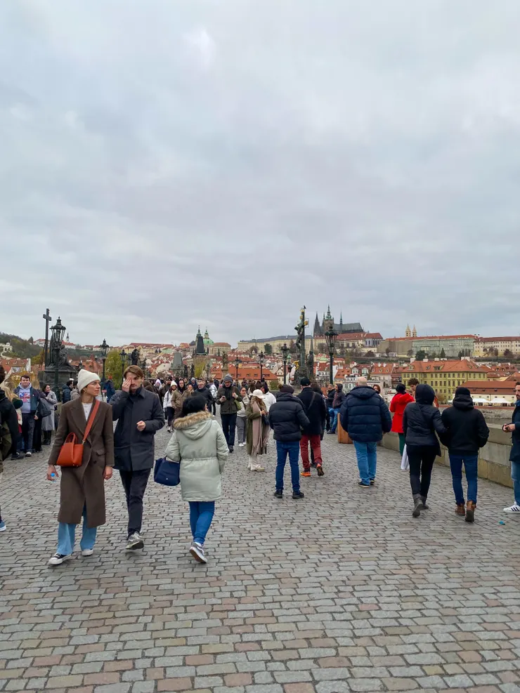 ▲查理大橋上人潮不斷，橋上有30座雕像，而其實欣賞橋上來來去去的人，也是挺有趣的！