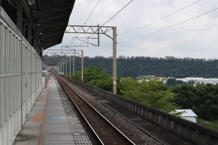 高架橋外的鄉間景色