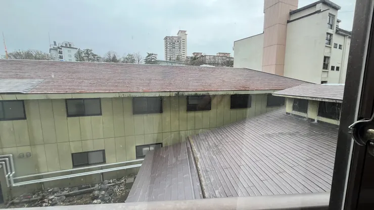 應該就是別間旅館的後方。