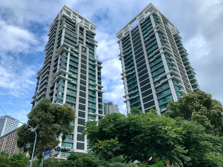 這天空襯出了你們倆的大器！