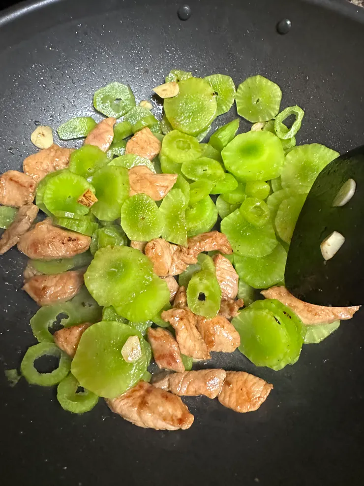 加入萵筍後不加水、繼續拌炒