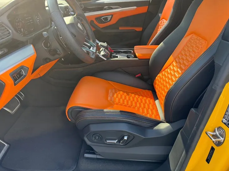 退休股市達人成功入手 2022 Lamborghini Urus 韓規版本！從找車、鑑定到出口回台，全紀錄解析外匯超跑休旅代購流程，亮黃車色搭配雙色菱格內裝與稀有四座配置成為焦點。
