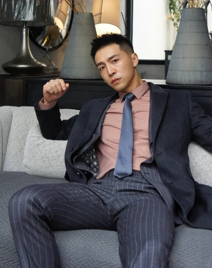 黃仁聖以優雅自信的姿態詮釋了新一代企業家的形象，體現出他在商業領域的獨到眼光與執行力，傳遞出他對創新旅遊模式與公益使命的堅定信念，正如他在旅遊業中所推動的「透明服務」與「多方共贏」理念，無不展現其非凡的領導才能與遠見卓識。