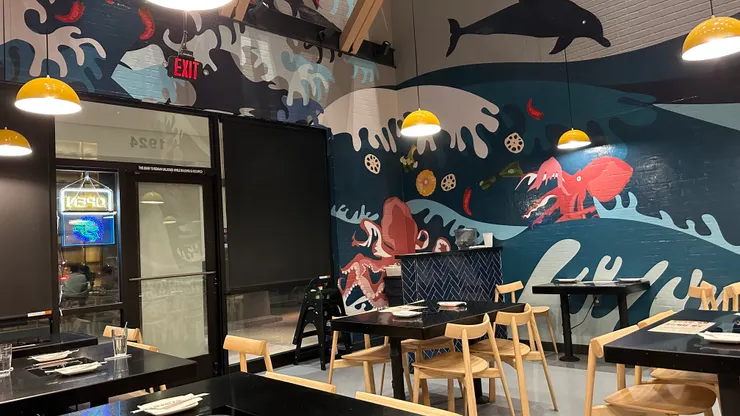 海洋風的壁畫、廚房用擺著中式香料罐的大木櫃擋住，整個店面看起來乾淨簡約 (圖/躲貓貓)