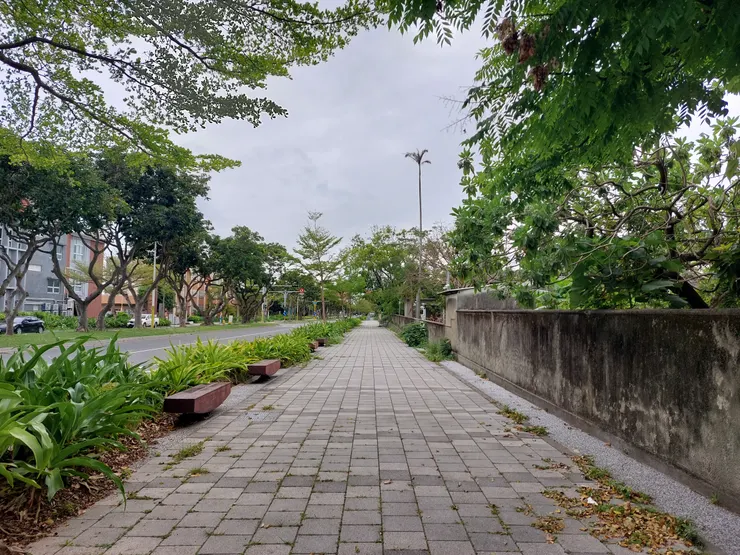 圖名：花中前人行道夠寬可以改善機能 / 資料來源：我自己