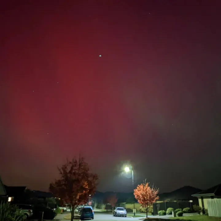 21年來最大太陽風暴,導致極光大爆發,極光就在家門隨處肉眼可見