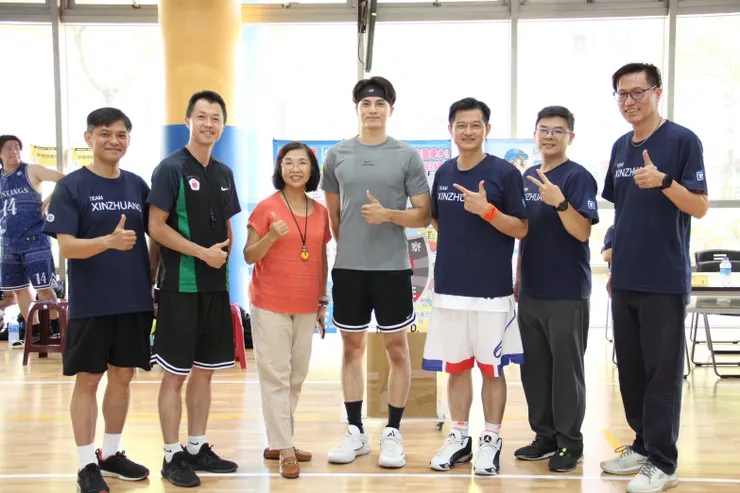 頭前國中校長、新莊分局長與長官們、演員鍾亞翰一同合影