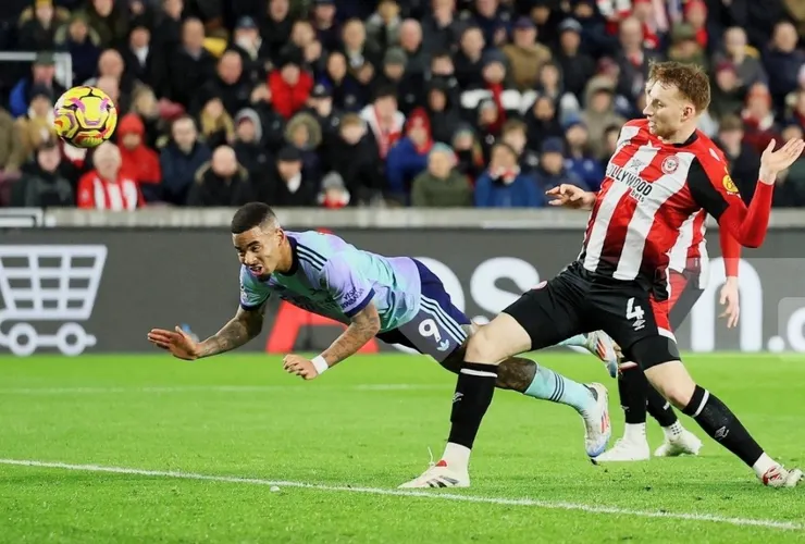 捷西斯插水式頭槌破網為阿仙奴追和1:1