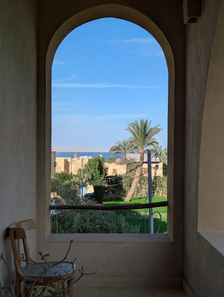 Dar Bul Bul 民宿二樓走廊的端景。民宿的範圍不大，但處處可發現民宿主人的用心，每一個轉角、每一個窗景，都有用心設計過💕