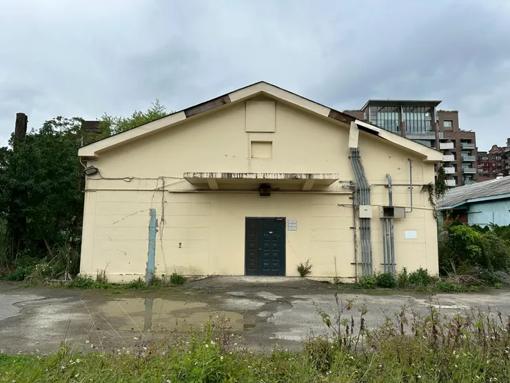 作為技工房使用的黃色倉庫（2025年，筆者友人提供）