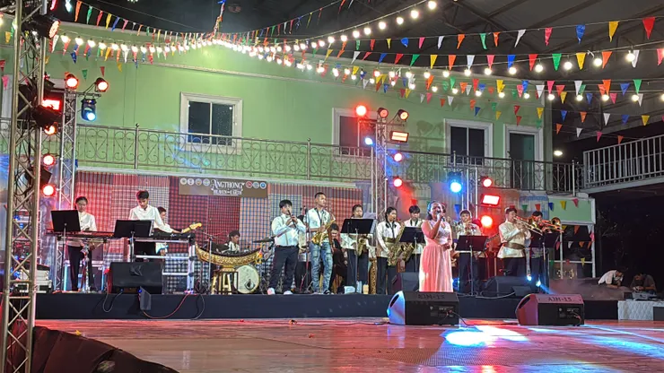 地上舞台,觀眾大多都是家長,算是當地政府提供小孩成果發表的舞台(?)。筆者攝於2025/09