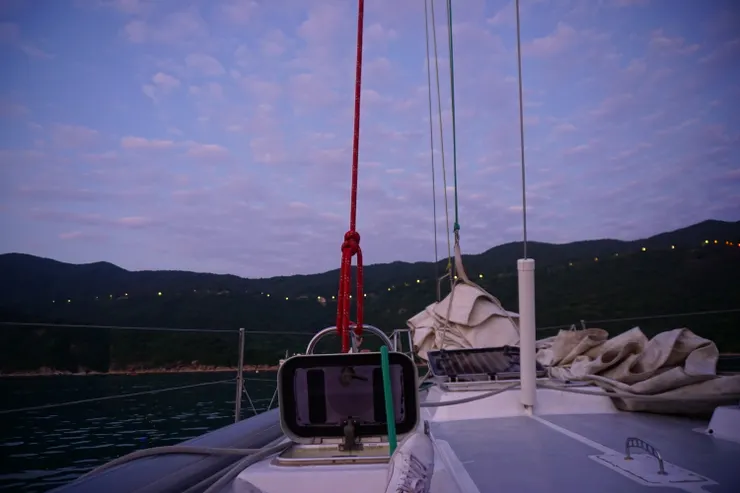 傍晚停在港灣，天空紫紫的，夢幻而愜意，陰鬱都消散了。