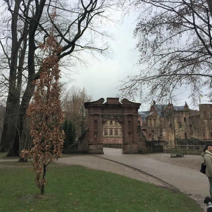 腓特烈五世送給皇后伊麗莎白的生日禮物，因此也稱為伊麗莎白門