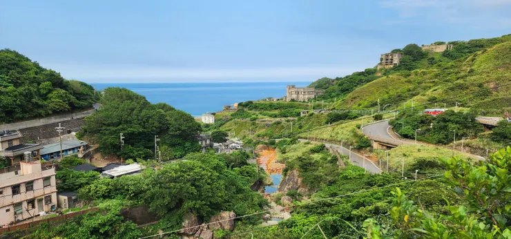 再過幾個髮夾彎，就要抵達濱海公路