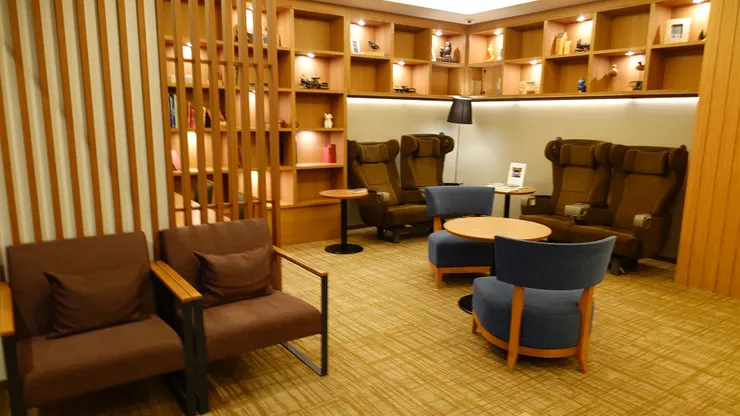 角落那幾張不是按摩椅,而是JR的火車座位。很多人被騙,包括我。