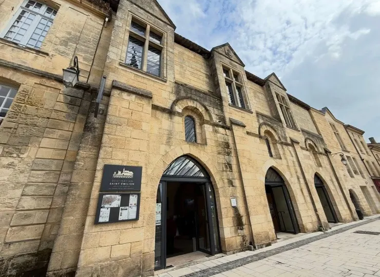 遊客中心藏在美麗的建築中