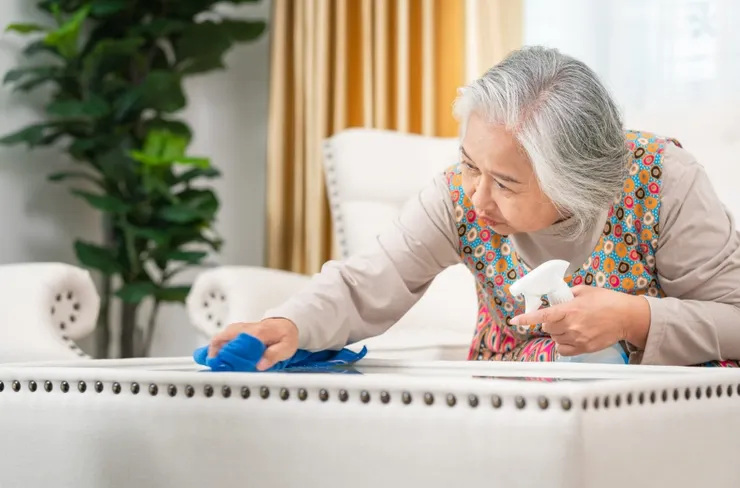 觀察他爸爸對待他媽媽的方式,如果在他家,女性被視為理所當然的家事機器,要一人包辦打掃,那妳真的要小心了。圖/123RF圖庫