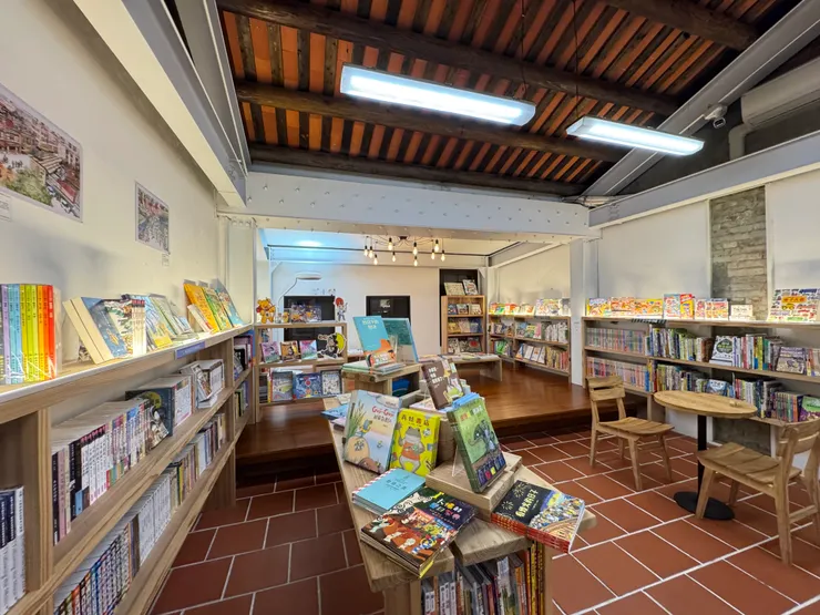 2F童書區，也是辦講座、演奏會的區域