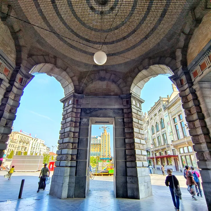 【果然嘆為觀止如皇冠鑲鑽般璨璀！安特衛普中央車站東側出口，旁邊是1843年創立的動物園。】