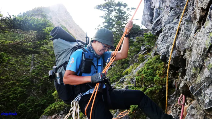 16:00最後一位領隊下降完畢，全員通過素斷。在此總共花了2個小時通過，其實如果有受過垂降訓練，藉由輔助繩即可藉力下降，連背包都不用分離，只不過没經驗的隊友還是需要有確實的踏點才敢放心下降，所以花了很多時間架繩確保，並指引方向。