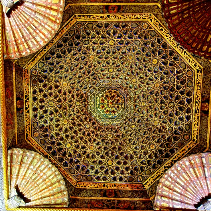 【我逐室參觀覺得它比舍農索溫暖！1樓東方廳金碧輝煌的天花板。】