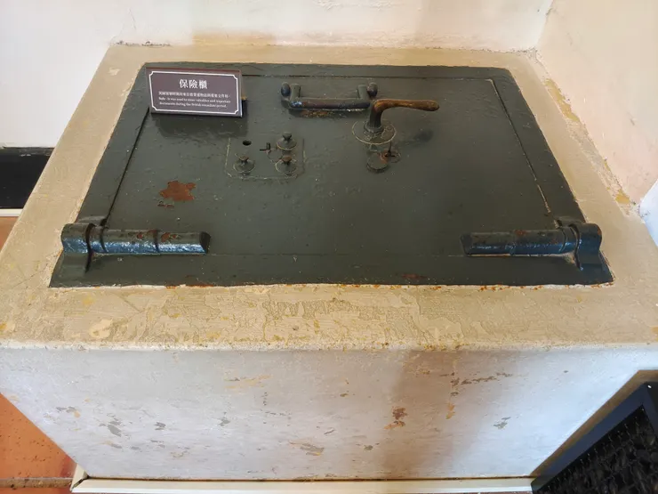 紅毛城二樓的嵌入式保險櫃。