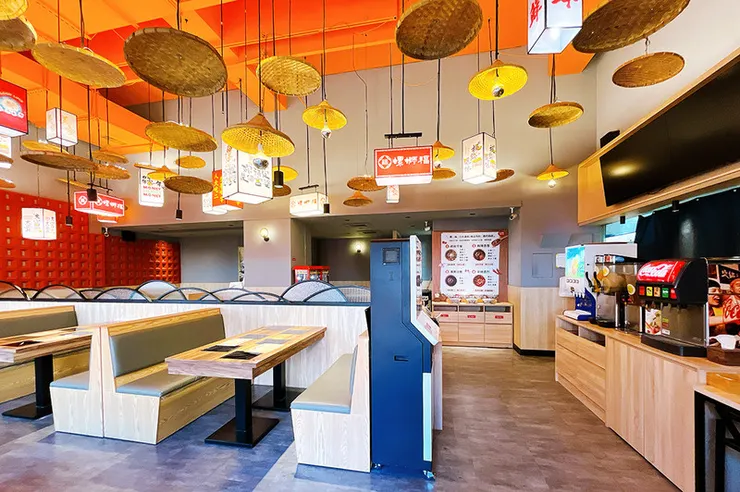 大滿貫功夫鍋室內用餐區，展示寬敞的座位安排、獨特的斗笠燈飾以及後方的飲料冰淇淋自助區。