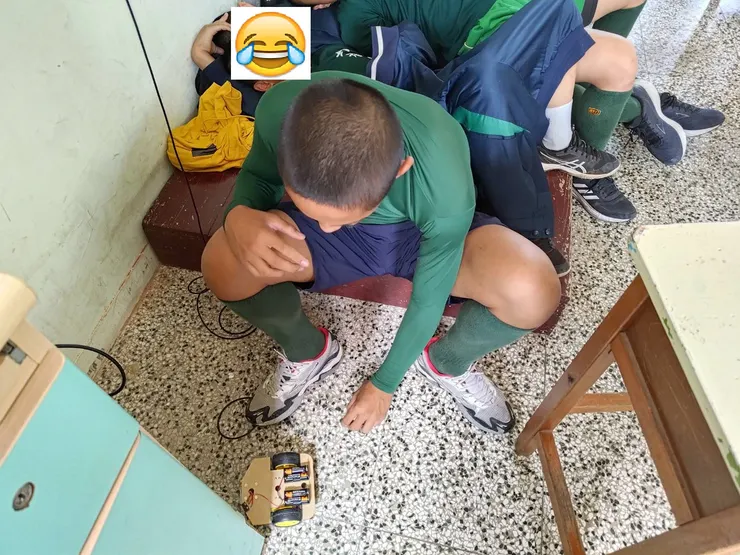 我研習去作的避障車，他們蠻好奇的