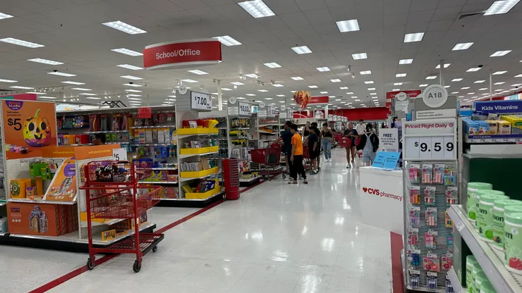 室內寬敞明亮、商品分區很清楚，文具、衣服、零食、化粧品、傢飾啥都有