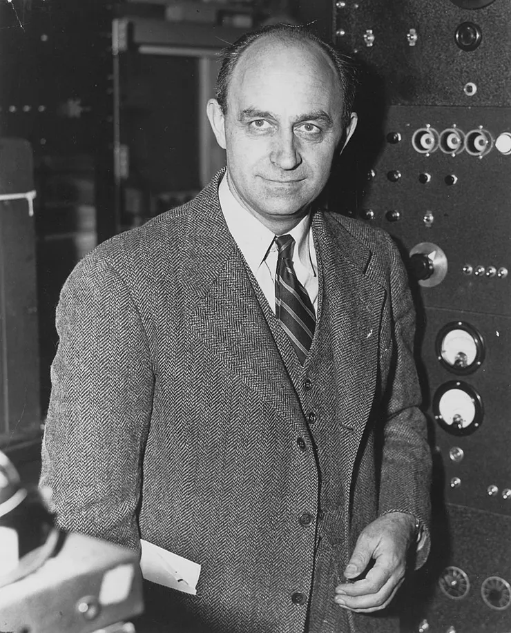 恩里科費米 Enrico Fermi, 1901~1954；在曼哈頓計畫期間製造出全世界第一個核子反應爐，即芝加哥一號堆，擁有數個核能相關專利，並在1938年因研究中子撞擊放射性物質發現超鈾元素獲得諾貝爾物理學獎；他在1954年因胃癌病逝在芝加哥的家中，享年53歲