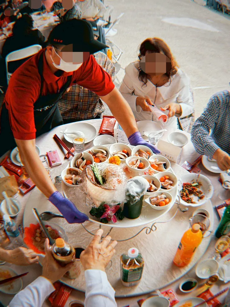 色彩繽紛的生魚片拼盤與暖胃的烏骨雞湯，是婚宴最棒的開場。