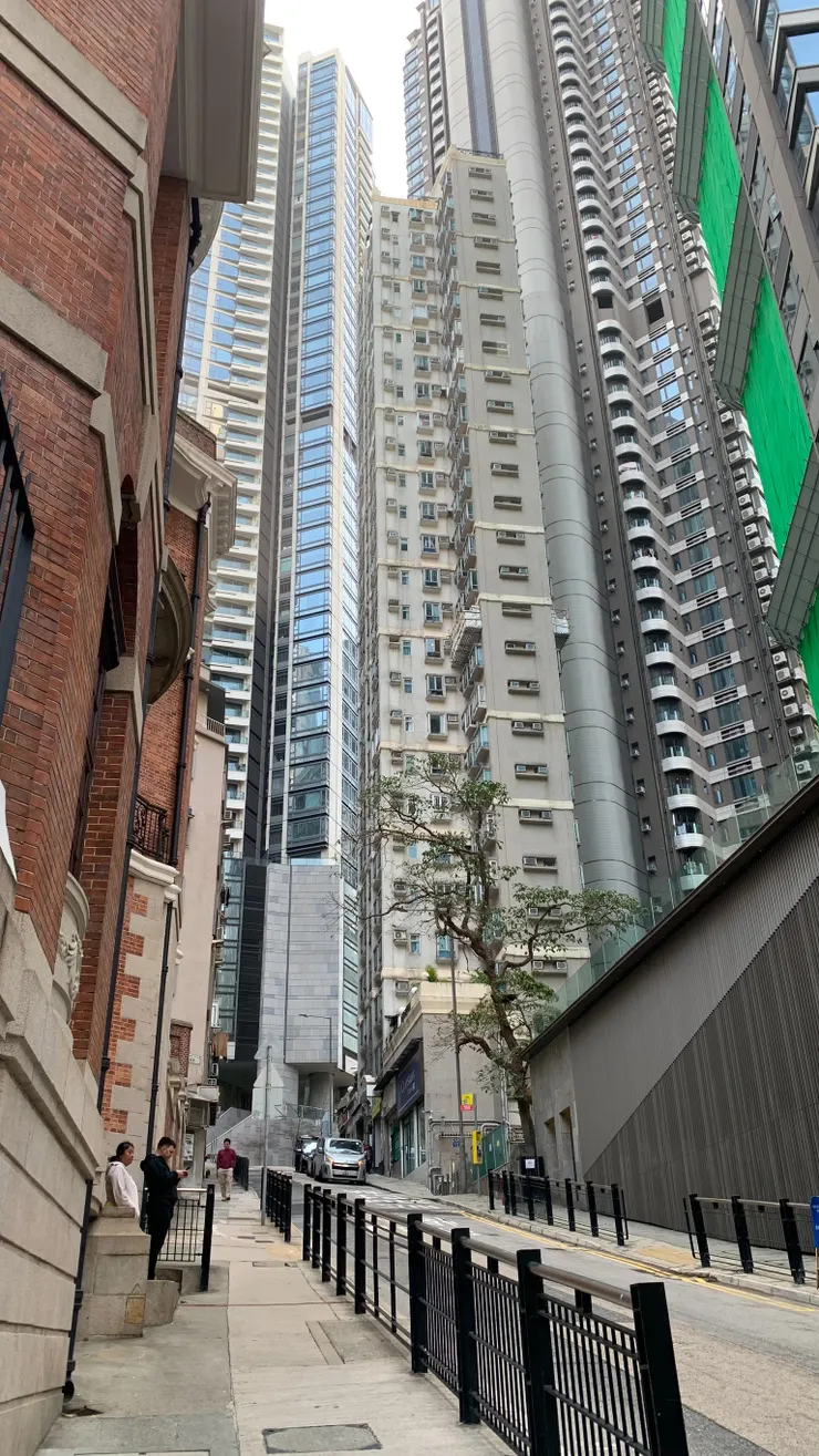 攝於香港上環一隅，左邊的紅磚建築為孫中山紀念館，右後方則為住宅大廈。