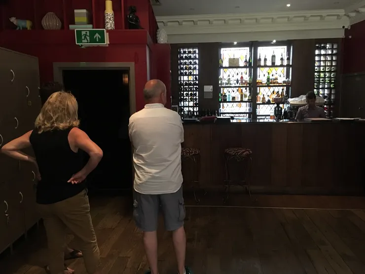 逃生指示燈下就是用餐入口