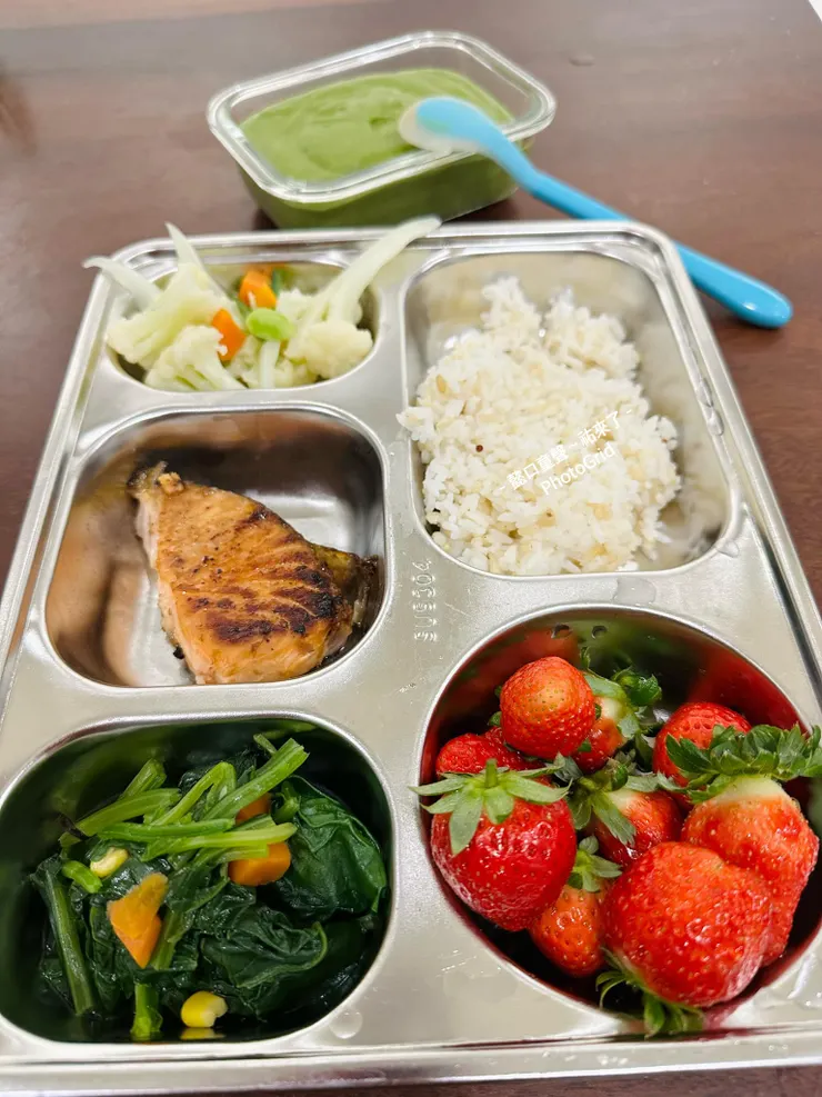 晚餐直接入盤，吃得很有成就感。 其實鏡頭外吃掉更多！