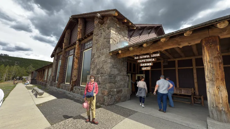 老忠實間歇泉遊客中心和旅館
