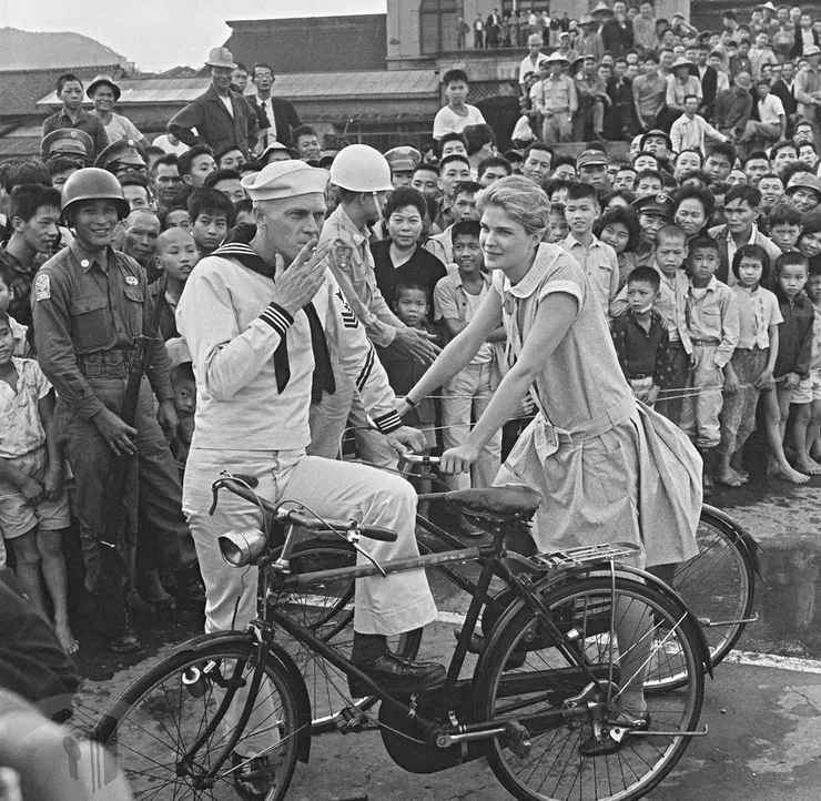 圖9 軍警人員維持現場拍片秩序 案名：音樂舞蹈 檔號：0056/0093/1 來源機關：行政院新聞局 管有機關：國家發展委員會檔案管理局