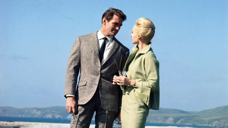 綠衣的梅蘭妮猶如天外飛來的愛情鳥(圖片取自The Movie Database)